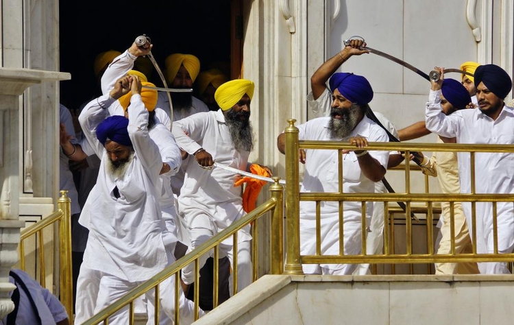 fot. Munish Sharma / Reuters / 6 czerwca 2014  Amritsar, Indie  Sikhowie z szablami w Złotej Świątyni.
